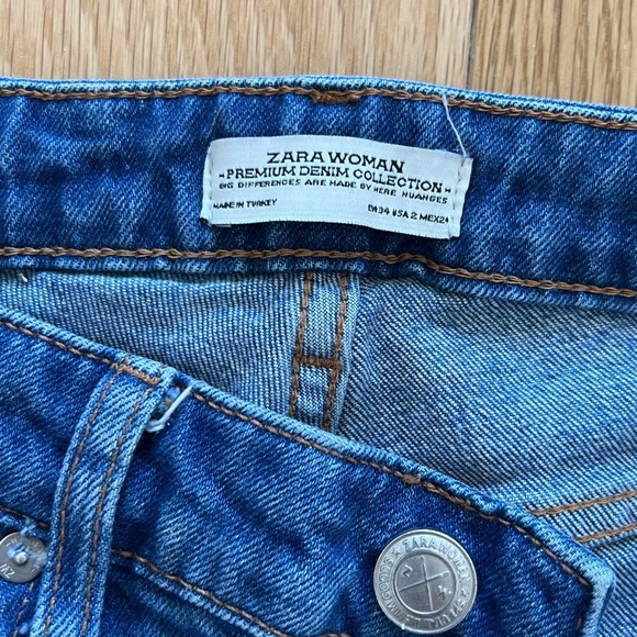 Distressed jeans - Picture 2 of 3